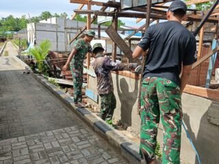 Tahap Krusial Dimulai, Satgas TMMD 127 Pasang Rangka Atap RTLH di Petoaha