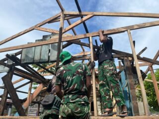 Genjot Renovasi RTLH, Satgas TMMD 127 Kebuth Pemasangan Struktur Rumah Warga