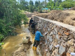 Satgas TMMD 127 Kebut Finishing Talud, Plaster Dinding Dikebut di Kendari