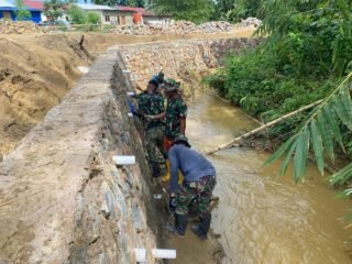 Perkuat Struktur Penahan Tanah, Satgas TMMD 127 Ratakan Semen di Dinding Talud