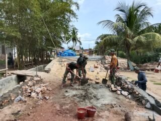 Satgas TMMD 127 Genjot Penyusunan Batu Pondasi Jembatan di Sambuli