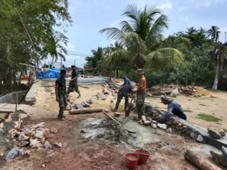 Kuatkan Struktur Dasar, Satgas TMMD 127 Lanjutkan Pengecoran Pondasi Jembatan