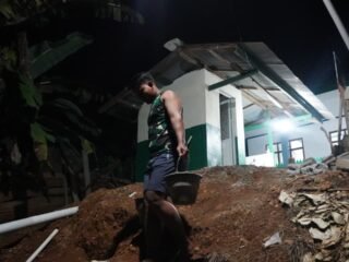 Lembur Usai Tarawih, Satgas TMMD 127 dan Warga Kebutan Finishing MCK