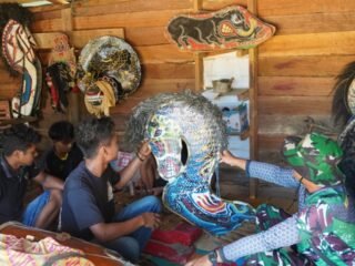 Satgas TMMD Reg Ke-127 Kodim 1015/Sampit Komsos dengan Pemilik Seni Jaranan di Desa Bukit Indah