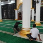 Jelang Sholat Jum’at, Satgas TMMD Reguler ke-127 Kodim 1015/Sampit Bersihkan Masjid Nurul Mukhlisin