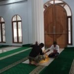 Pererat Silaturahmi, Satgas TMMD ke-127 Gotong Royong Bersihkan Masjid di Desa Bukit Indah