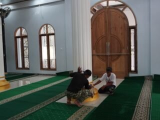 Pererat Silaturahmi, Satgas TMMD ke-127 Gotong Royong Bersihkan Masjid di Desa Bukit Indah