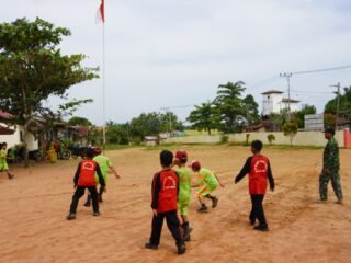 Satgas TMMD Reg Ke-127 Kodim 1015/Sampit Isi Waktu Istirahat dengan Bermain Bola Bersama Anak