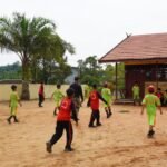 Bangun Kedekatan, Satgas TMMD ke-127 Kodim 1015/Sampit Jalin Keakraban Lewat Sepak Bola