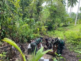 Gotong Royong TNI dan Warga, Pemasangan Dinding Batu Sumur TMMD 127 Kodim 1804/Kaimana Capai 36%