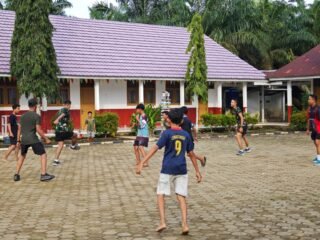 Pererat Silaturahmi, Satgas TMMD 127 dan Remaja Wonosari Gelar Sepak Bola Bersama