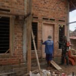 Daun Pintu RTLH TMMD Ke 127 Kodim 0421/LS Mulai Dipasang