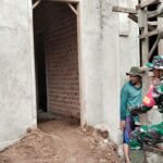 Genteng Terpasang, Harapan Menutup Langit: RTLH Bapak Khoirul Anwar Hampir Sempurna