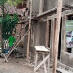Sentuhan Plester, Wajah Baru Rumah Ibu Siti Hamdiah Mulai Terlihat