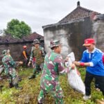 TNI Untuk Rakyat, Kodim Klungkung Gotong Royong Bersihkan Puing Kebakaran Di Banjar Budaga