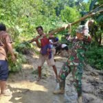 Babinsa Koramil 02/Walakaka Bersama Warga Bersihkan Material Longsor di Desa Harona Kalla