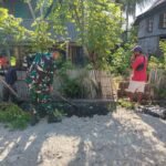 Koramil 1420-03/Maritengngae Bersama Warga Bersihkan Drainase di Jalan Sakura