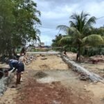 Gotong Royong  Satgas TMMD ke-127  Kodim 1417/Kendari dan Rakyat Perkuat Akses Vital di Sambuli