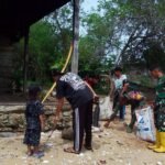Satgas TMMD 127 Kodim 1804/Kaimana dan TNI AL Gotong Royong Bersihkan Pantai Kampung Sisir