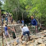 Gotong Royong Satgas TMMD 127 Kodim 1804/Kaimana, Pondasi Jembatan Marsi Capai 32 Persen
