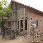 Tangis Bahagia Ibu Siti Hamdiah Pecah! Dinding Depan Rumahnya Kini Mulai Dipelester