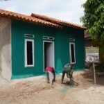 TMMD ke-127 Kodim 0421/LS: Wajah Rumah Bapak Suhono Kian Cerah dengan Pengecatan Dinding Depan