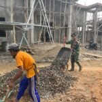 Satgas TMMD 127 Kodim 0430/BA Bersama Warga Gotong Royong Cor Lantai Masjid Jami Darusalam