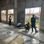 Kebersamaan TNI dan Warga Warnai Pengecoran Lantai Masjid Jami Darusalam