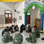 Di Tengah Padatnya Kegiatan, Satgas TMMD 127 Tetap Tadarus di Masjid Jami Darusalam