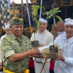 Kodim 1626/Bangli Ngaturang Ayah di Pura Alas Harum Desa Batur Selatan dalam Rangka Rahina Pujawali Purnama Kesanga