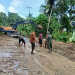 Tanggap Bencana, Babinsa Walakaka Hadir di Lokasi Tanah Longsor Laboya Barat
