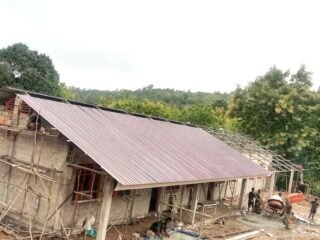 TMMD Ke-127 Kodim 1618/TTU Percepat Pembangunan, Atap 4 Ruang Kelas Baru Telah Terpasang