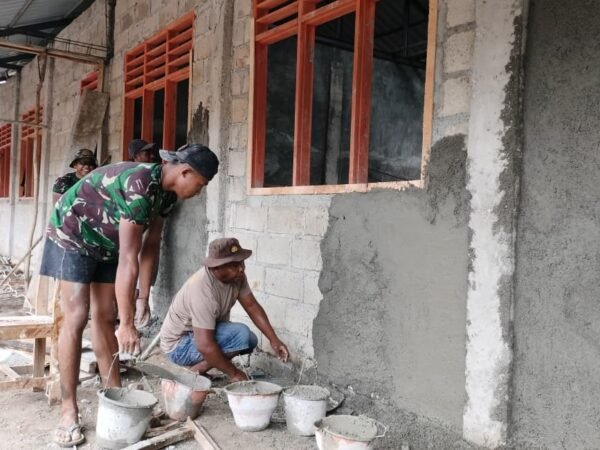 Kokohkan Dinding Pendidikan Perbatasan, TMMD Ke-127 Genjot Plester 4 RKB di Sunkaen