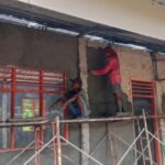 Satgas TMMD 127 dan Warga Sunkaen Bersinergi Percepat Plester Dinding RKB SMAN Bikomi Nilulat