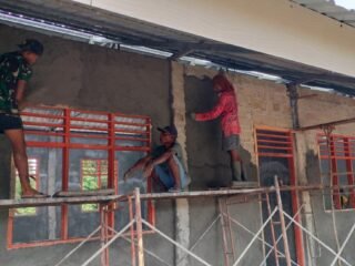 Satgas TMMD 127 dan Warga Sunkaen Bersinergi Percepat Plester Dinding RKB SMAN Bikomi Nilulat