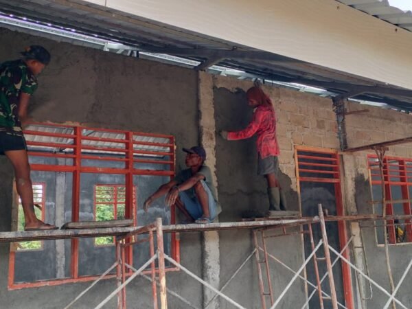 Satgas TMMD 127 dan Warga Sunkaen Bersinergi Percepat Plester Dinding RKB SMAN Bikomi Nilulat
