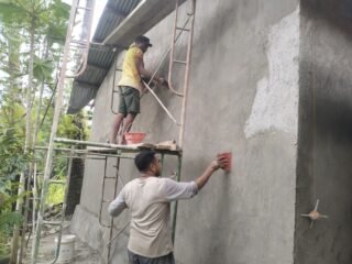 Rumah Yosep Ndun Berubah Wajah, Satgas TMMD Ke-127 Tuntaskan Tahap Pengecetan dan Lisplang