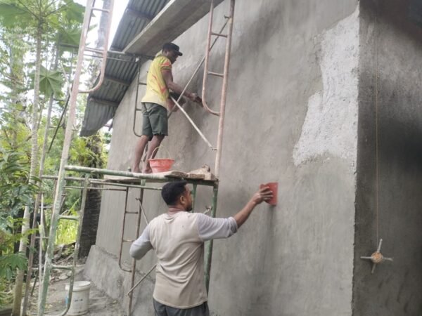 Rumah Yosep Ndun Berubah Wajah, Satgas TMMD Ke-127 Tuntaskan Tahap Pengecetan dan Lisplang