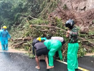 Aparat Gabungan Terapkan Sistem Buka-Tutup di KM 48 Sorowea