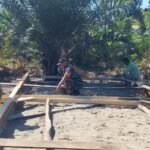 Babinsa Posramil Pasie Raya Bantu Warga Bangun Rumah di Desa Binaan