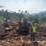 Babinsa Posramil Beutong Ateuh Banggalang Turun Langsung Kawal Alat Berat Huntara