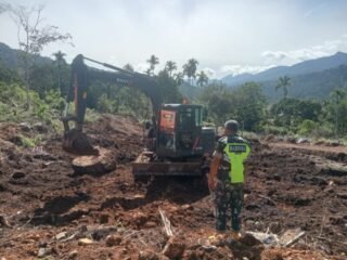 Babinsa Posramil Beutong Ateuh Banggalang Turun Langsung Kawal Alat Berat Huntara