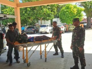 Peduli Kemanusiaan, Dandim 0105/Abar Evakuasi Lansia Lumpuh ke Rumah Sakit