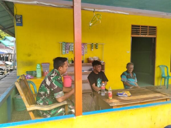 Babinsa Koramil 1203-08/Pulau Maya Jalin Kedekatan Melalui Komsos di Desa Betok Jaya