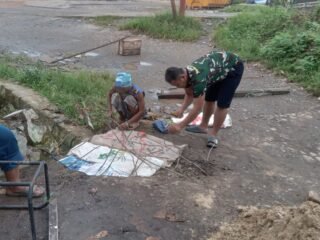 Kebersamaan TNI dan Warga Wujudkan Infrastruktur Lebih Baik di Anjir Pasar Kota