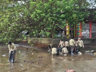 Jaga Kebersihan dan Kesehatan, Denkesyah Meulaboh Bersihkan Kawasan Pantai
