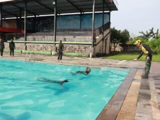 Tingkatkan Kebugaran dan Kesiapsiagaan, Kodim 1006/Banjar Gelar Renang Militer