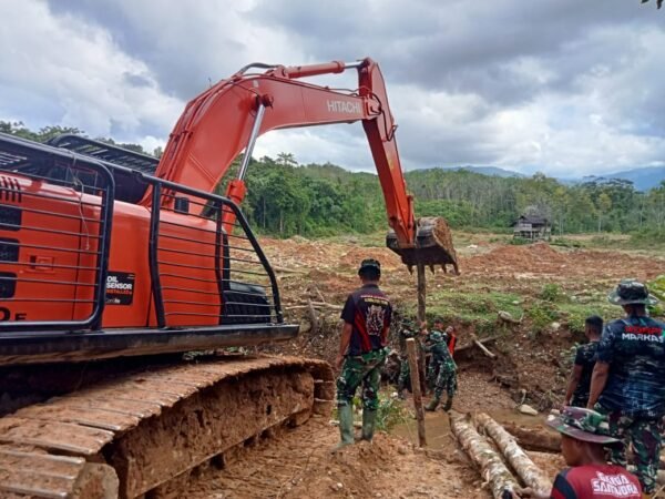 Kolaborasi TNI dan Masyarakat Percepat Infrastruktur Desa