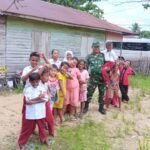 Keceriaan Siswa SD Negeri 2 Lepasan Warnai Komsos Bersama TNI