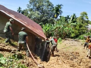 TNI-Polri dan Warga Gotong Royong Bersihkan Material Longsor